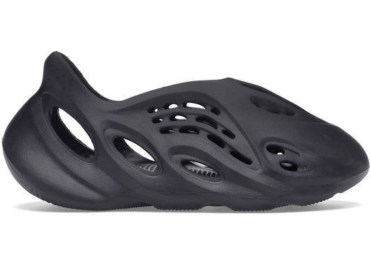 https://res.cloudinary.com/dyql5hig8/image/upload/v1715699355/migrated/store_DnMPYKzVQGEOzQwBk4N9j/adidas-Yeezy-Foam-RNNR-Onyx-Product.jpg